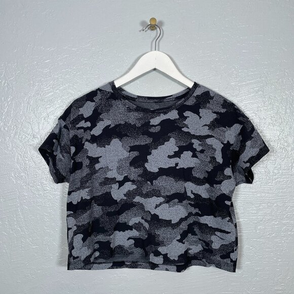 Lululemon Women 10 Black Gray Camo New Year Cates Crop Shirt Rabbit All Over - Picture 1 of 5